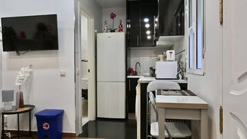 Een koelkast, een magnetron, een oven, een koffiezetapparaat/waterkoker