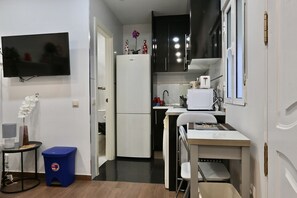 Réfrigérateur, micro-ondes, four, plaque de cuisson
