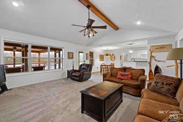 Smart-TV, DVD-Player, Bücher