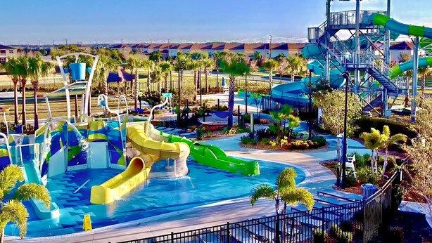 Un parc aquatique doté de nombreux toboggans et d’une tour d’observation.