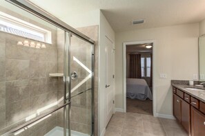 Douche, séchoir à cheveux, serviettes fournies