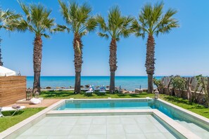 Outdoor pool - Gaia Deluxe SeaFront Villa, with Private Pool & Direct Access to the Beach  (Zakynthos)
