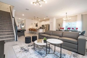 Una televisión, un reproductor de DVD, un reproductor estéreo