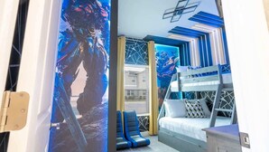 Ein modernes Schlafzimmer mit Etagenbett, einem großen Poster eines futuristischen Charakters und einem geometrischen Deckendesign.