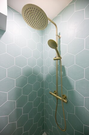 Douche, serviettes fournies, savon, papier toilette