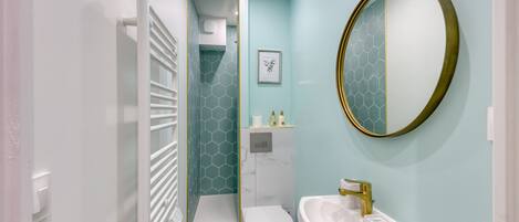 تجهيزات دش، مناشف، صابون، ورق حمّام