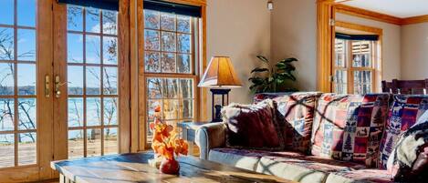 Smart TV, fireplace, ping pong, books