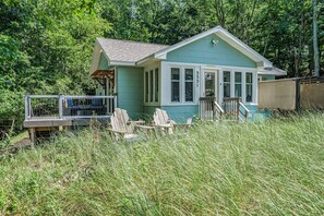 Exterior - Sun, Sand & Lake Views – Cozy Beachside Cottage steps to Lake Michigan
. (Muskegon)