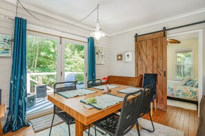 Dining - Sun, Sand & Lake Views – Cozy Beachside Cottage steps to Lake Michigan

. (Muskegon)