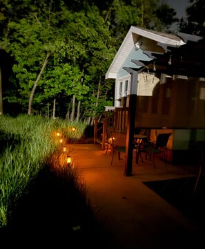 Terrace/patio - Sun, Sand & Lake Views – Cozy Beachside Cottage steps to Lake Michigan

. (Muskegon)