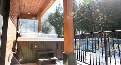 Absolutely Revy - Ground Level Condo with Hot Tub