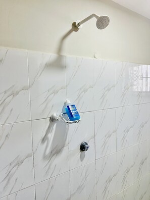 Hårføner, håndklær, såpe og toalettpapir