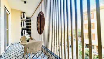 Standard Two-Bedroom Apartment | 露台/庭院