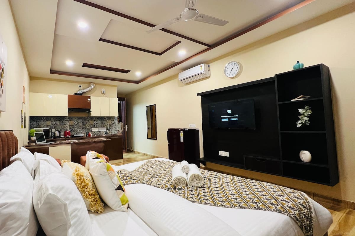 Studio Standar, 1 Tempat Tidur Queen | 1 kamar tidur, brankas, meja kerja, dan kedap suara