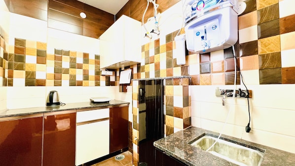 Standard One Bedroom Apartment | 전용 주방 | 전기 주전자