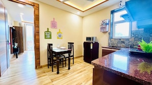 Superior One-Bedroom Apartment | 전용 주방 | 전기 주전자
