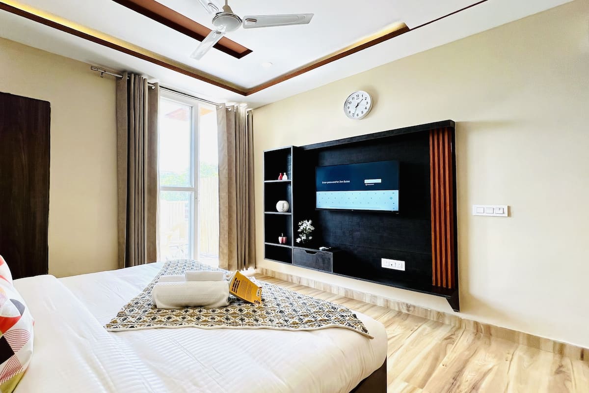 1 kamar tidur, brankas, meja kerja, dan kedap suara