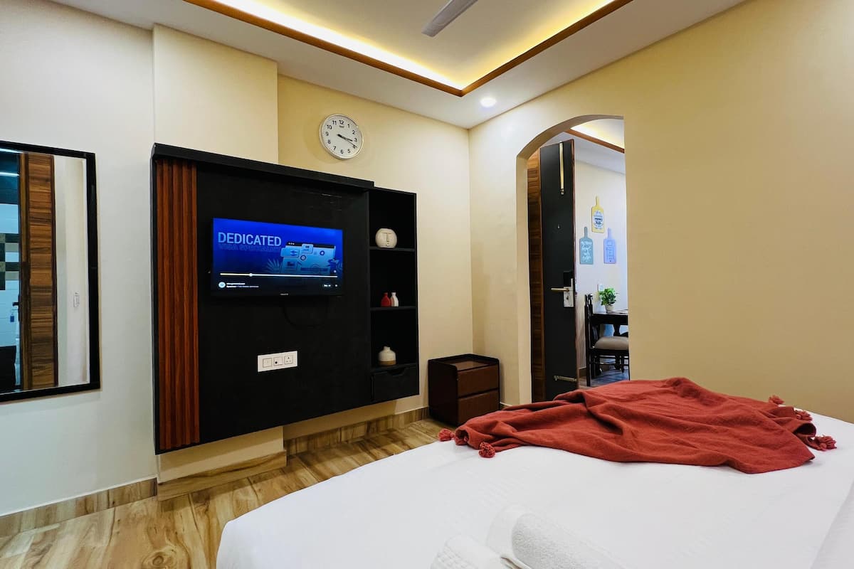 Standard One Bedroom Apartment | 1 kamar tidur, brankas, meja kerja, dan kedap suara