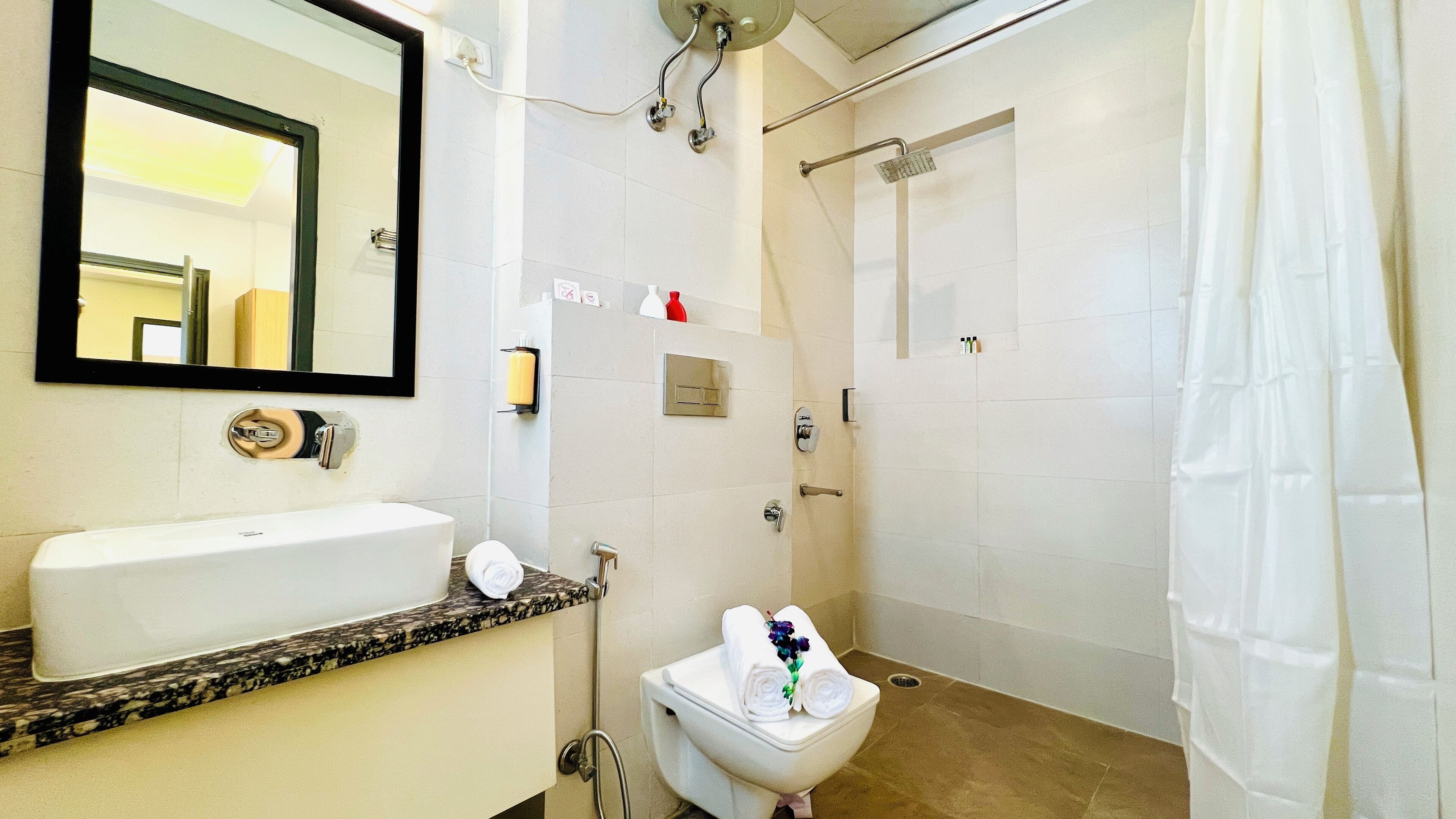 Deluxe Room | Bathroom | Free toiletries, hair dryer, slippers