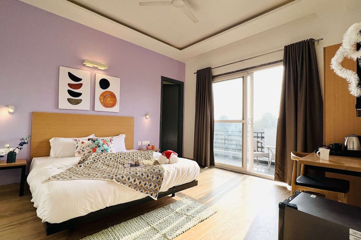 Deluxe Room with Balcony | 1 bedroom, in-room safe, desk, soundproofing