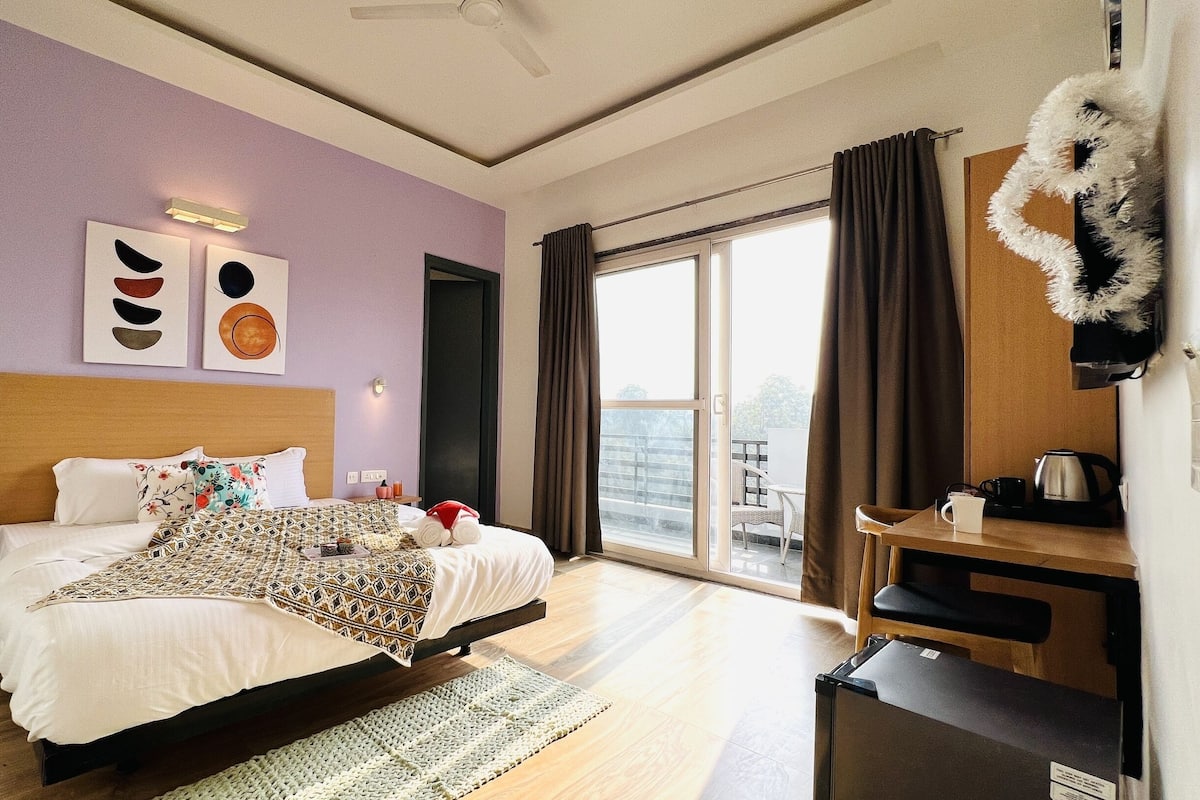Deluxe Room with Balcony | 1 kamar tidur, brankas, meja kerja, dan kedap suara