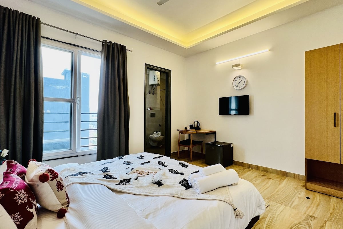 Deluxe Room | 1 bedroom, in-room safe, desk, soundproofing