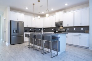 Fridge, microwave, oven, stovetop - The Heaven Home — Amazing 6BR | Pool, Hot tub and Resort (Kissimmee)