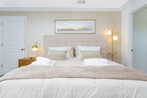 4 habitaciones, tabla de planchar con plancha, cuna de viaje y internet