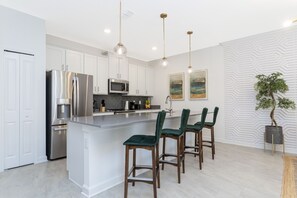 Fridge, microwave, oven, stovetop - The Dream Home — Amazing 4BR | Pool, Hot tub and Resort (Kissimmee)