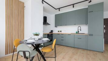 Fridge, oven, stovetop, dishwasher