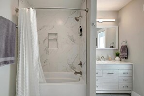 Dusche, Haartrockner, Handtücher
