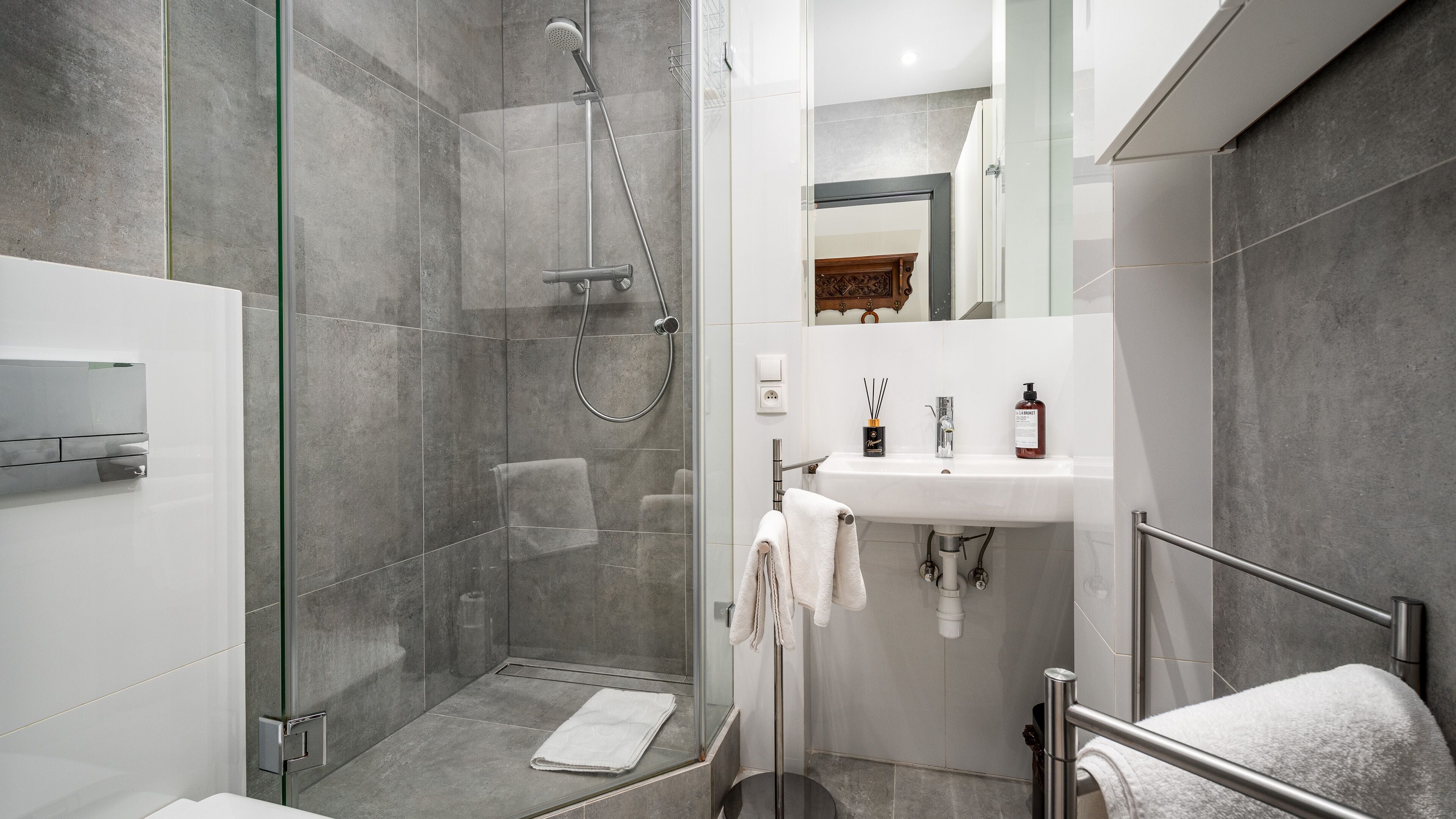Studio (1) | Bathroom | Shower, hair dryer, towels