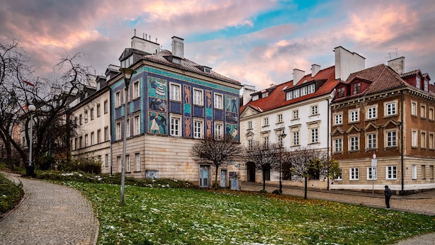 A historic building with a tiled facade and a cobblestone pathway. - Apartamenty Sun & Snow Przy Barbakanie (Warsaw)