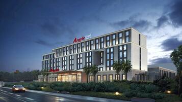 Un hotel moderno con un cartel llamativo que dice "Argyle Grand Hotel".
