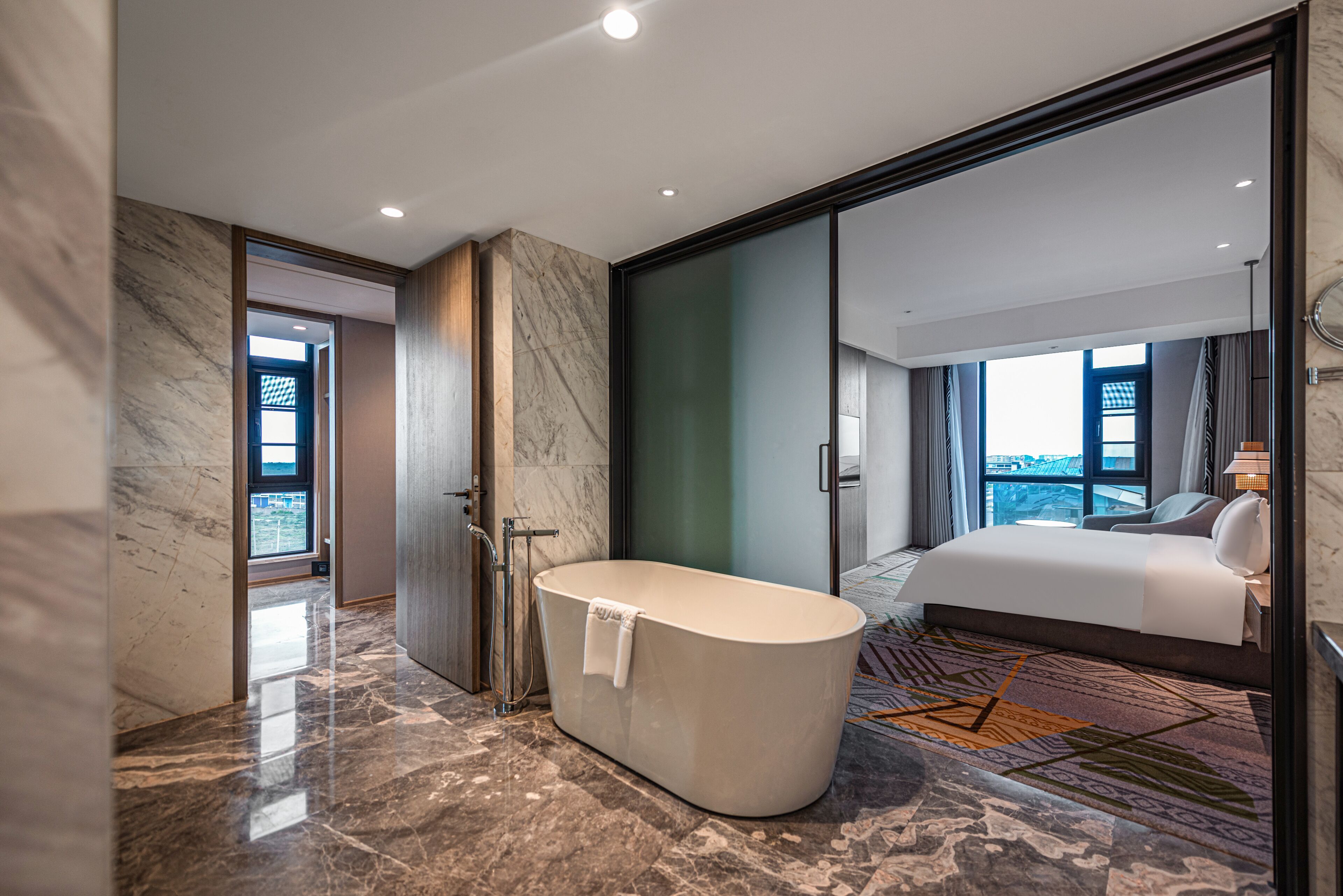 Suite ejecutiva | Baño | Artículos de higiene personal gratuitos, secador de pelo y albornoces
