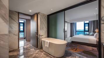 Suite ejecutiva | Baño | Artículos de higiene personal gratuitos, secador de pelo y albornoces