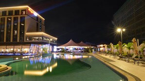 Kolam renang outdoor, dengan payung kolam renang dan kursi berjemur