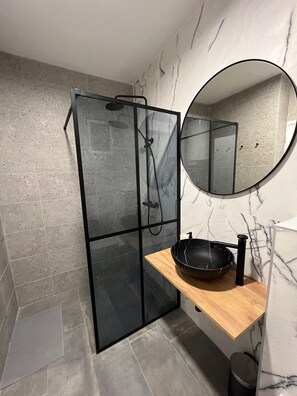 Douche, séchoir à cheveux, serviettes fournies, savon