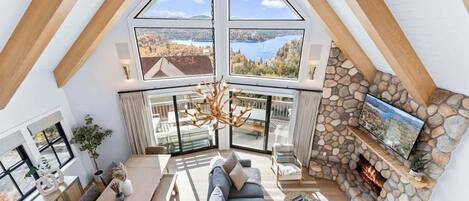 テレビ、暖炉、書庫、ステレオ