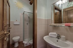 Een haardroger, een bidet, handdoeken, zeep