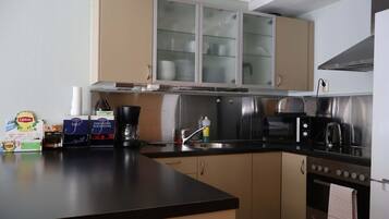 Réfrigérateur, micro-ondes, four, plaque de cuisson