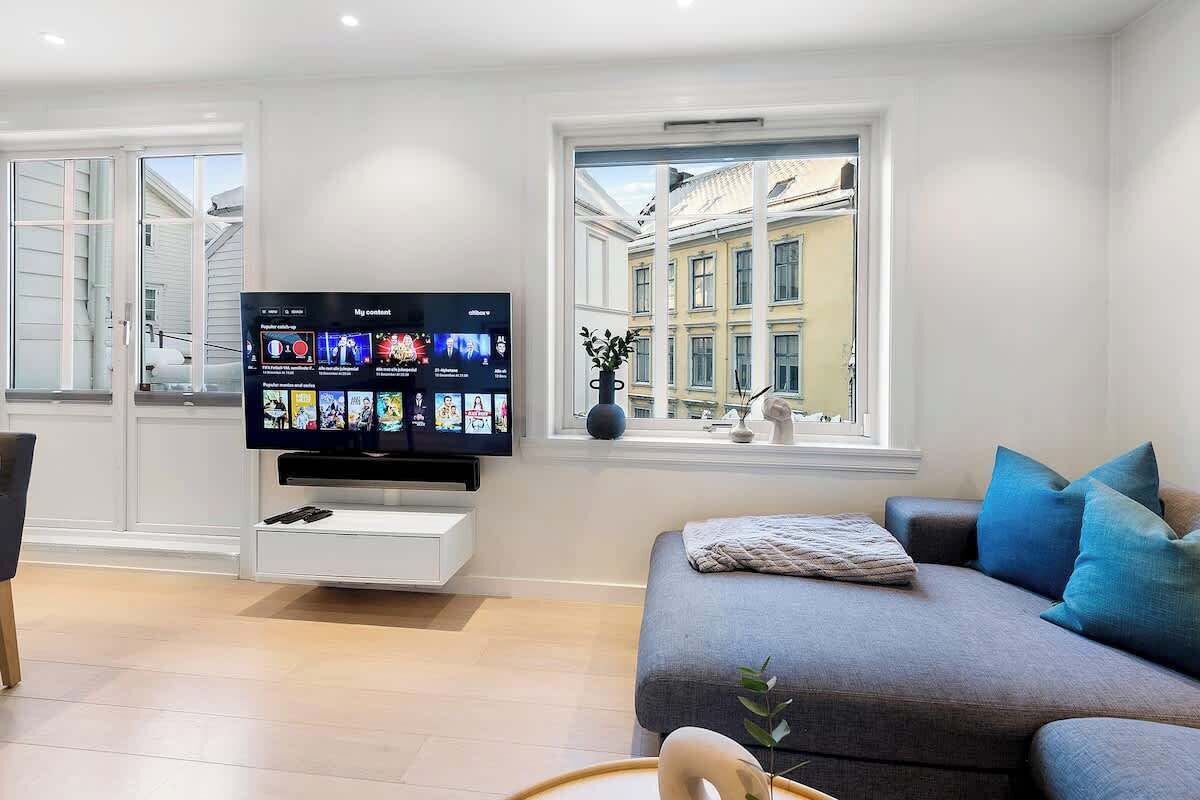 TV, peis og kontorer