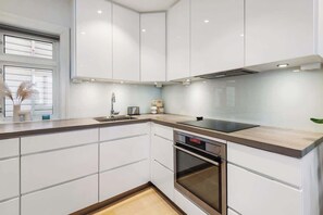 Geladeira, micro-ondas, fogão, cooktop