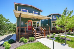 Exterior - Cabin 2 - Spacious Modern Lux Cabin, Hot Tub, FirePit, Games (Runaway Bay)