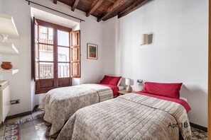 2 slaapkamers, een strijkplank/strijkijzer, reisbedje, gratis wifi