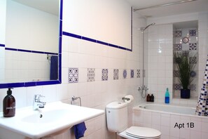 Een haardroger, handdoeken, zeep, shampoo