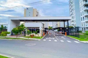 Exterior - Enjoy relaxing in this charming 2BR/1BA APT (Pereira)