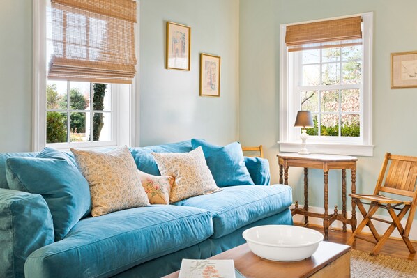 Living area - Cornwall Cottage at Ivy Cottages | Country Living Near Charlottesville (Charlottesville)