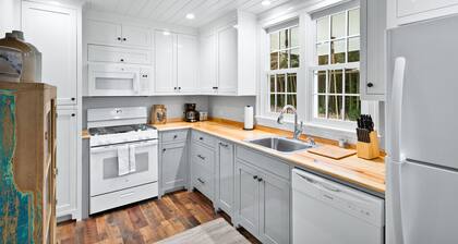 Hampshire Cottage in Ivy| 30+ Days Near Cville | Pet Friendly