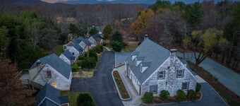 Petite Pink Cottage, Perfect for Solo Travelers